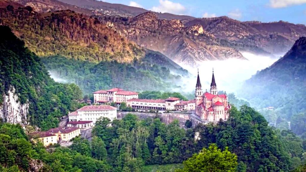 Santuario Basilica de Covadonga en los Picos de Europa
