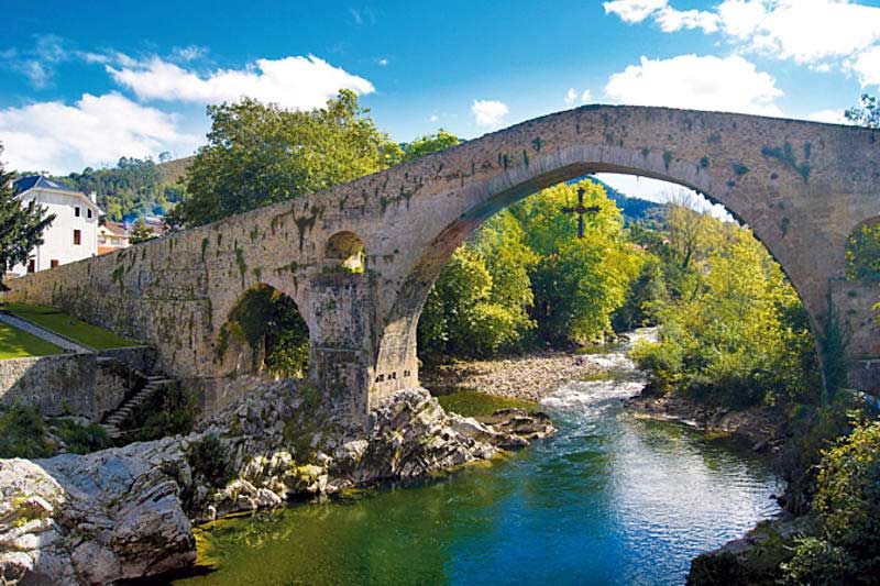Pueblo de Cangas de Onís en los Picos de Europa