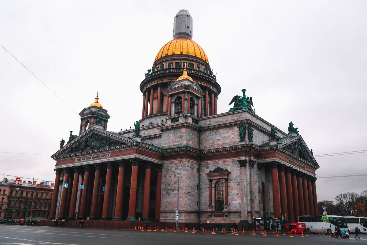 Foto del exterior de la catedral de Isaak en San Petersburgo