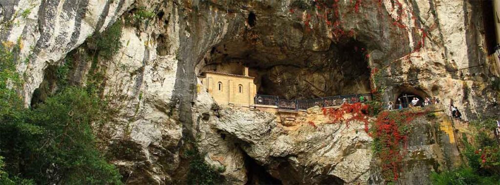 Cueva de los Picos de europa donde se haya la virgen de Covadonga