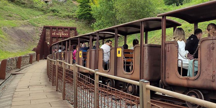 Para llegar a la cueva del Soplao se llega en un tren