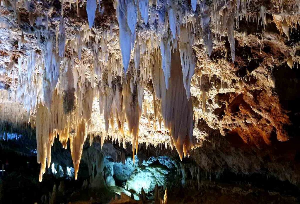 Espectaculares estalactitas en las cuevas del soplao 