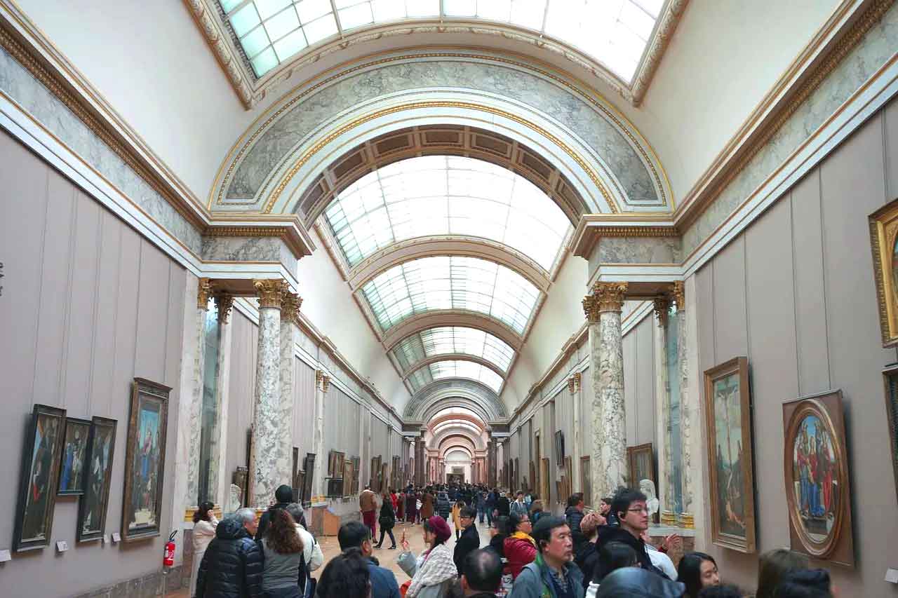 Corredor del Museo del Louvre en París