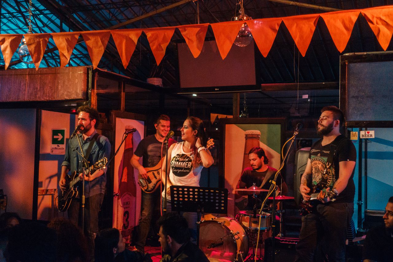 Músicos en bares y restaurantes en Medellín