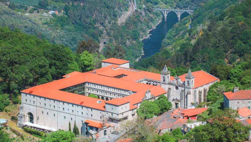 Monasterio en la Ribera Sacra, llamada así por la cantidad de monasterios que hay.