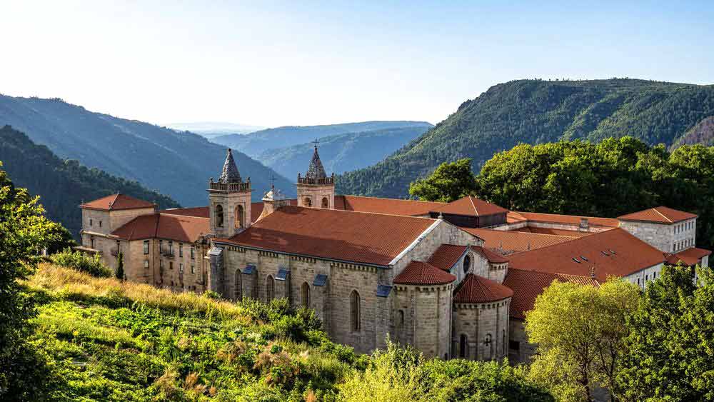 Monasterio de Ribas del Sil en la Ribera sacra en Galicia