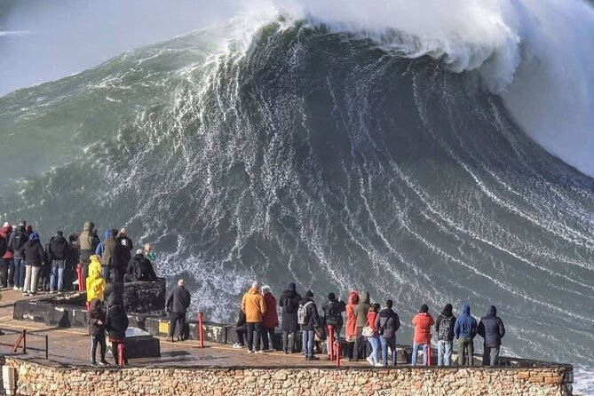 viendo olas gigantes en Nazaré desde un monte