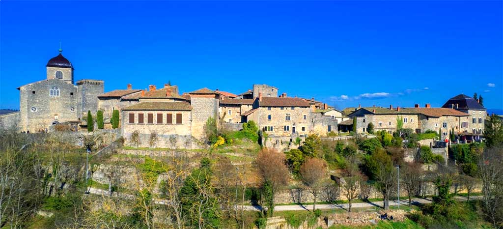 Foto de la Provenza francesa con el pueblo de Perouges en el parque de Luberon