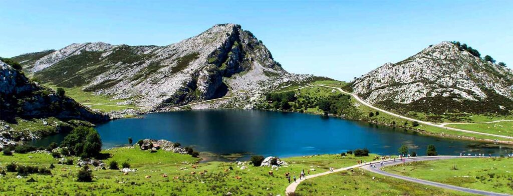 Lago Enol en los picos de europa a mas de 1000 metros de altitud