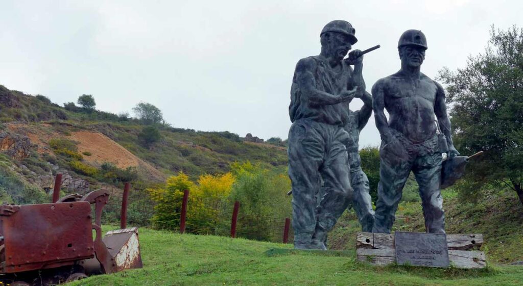 Las cuaevas del Soplao fue una mina, 2 estatuas en memoria de los mineros