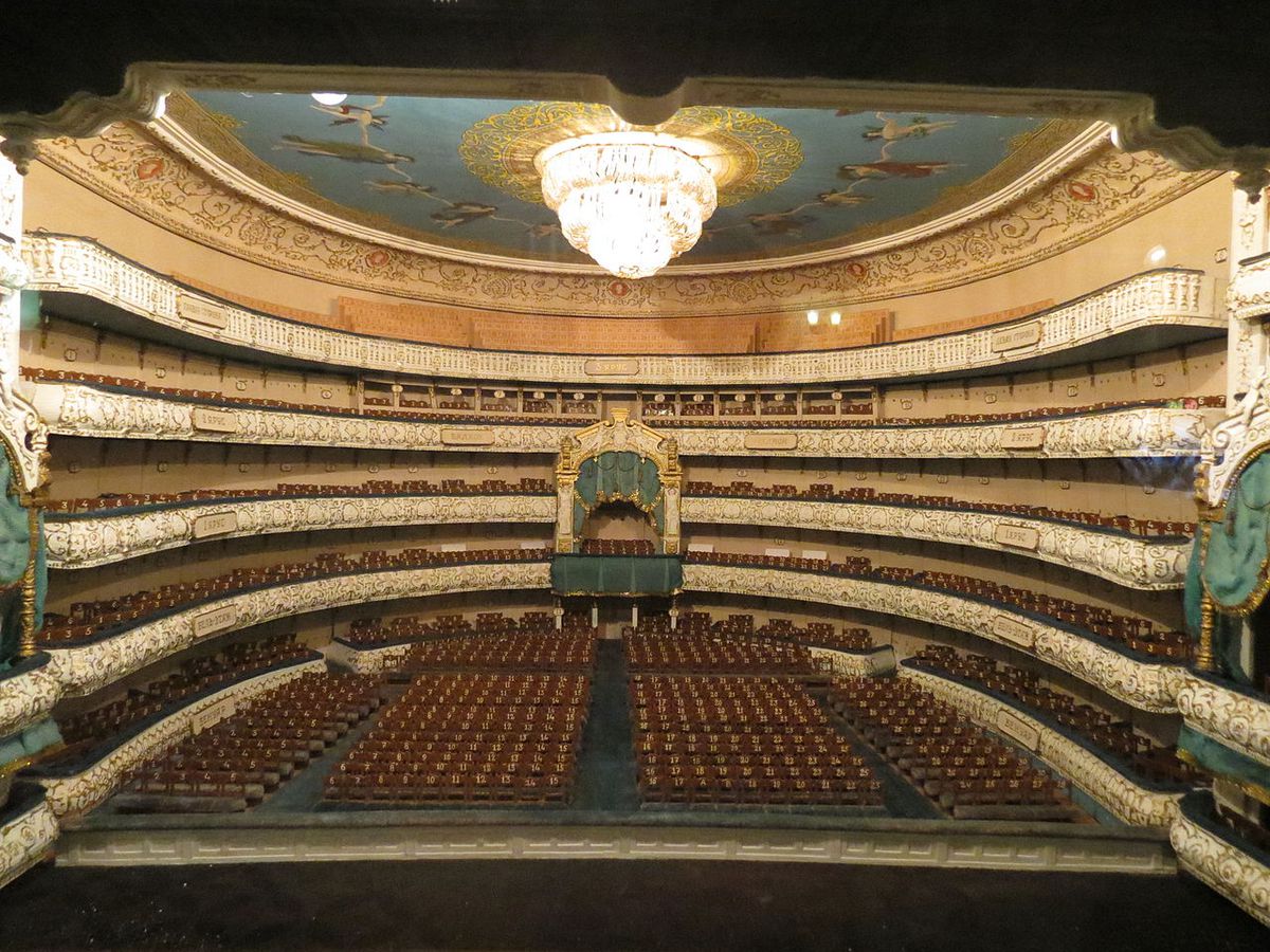 Imagen del interior del teatro Mariinski en San Petersburgo