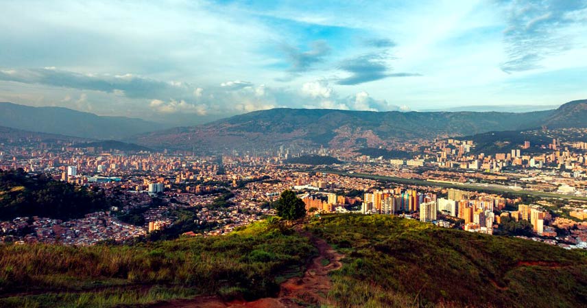 Vista general de Medellín desde una montaña