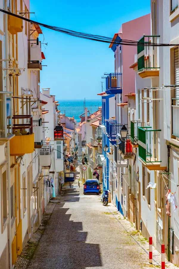 Pintoresca y colorida foto de una calle de Nazaré en Portugal 