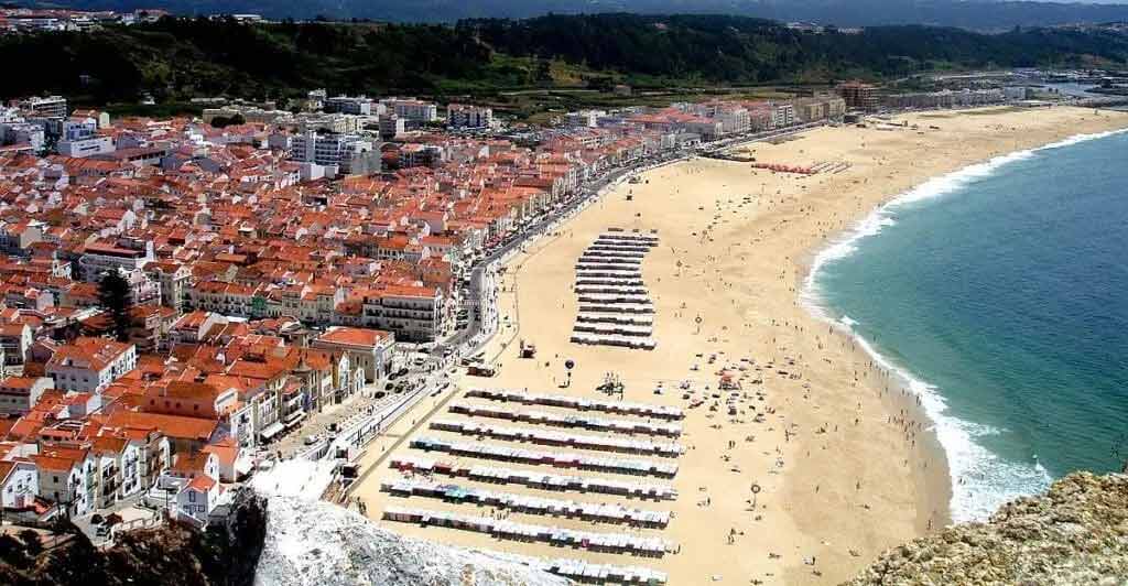 Vista panorámica de Nazaré , el pueblo entero y la playa