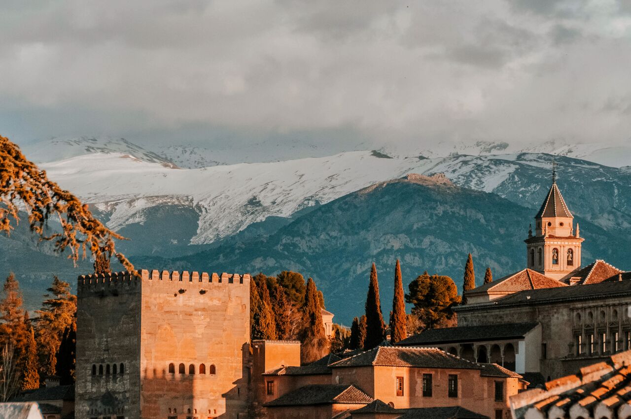 Foto lejana de la cumbre de Sierra Nevada en Granada