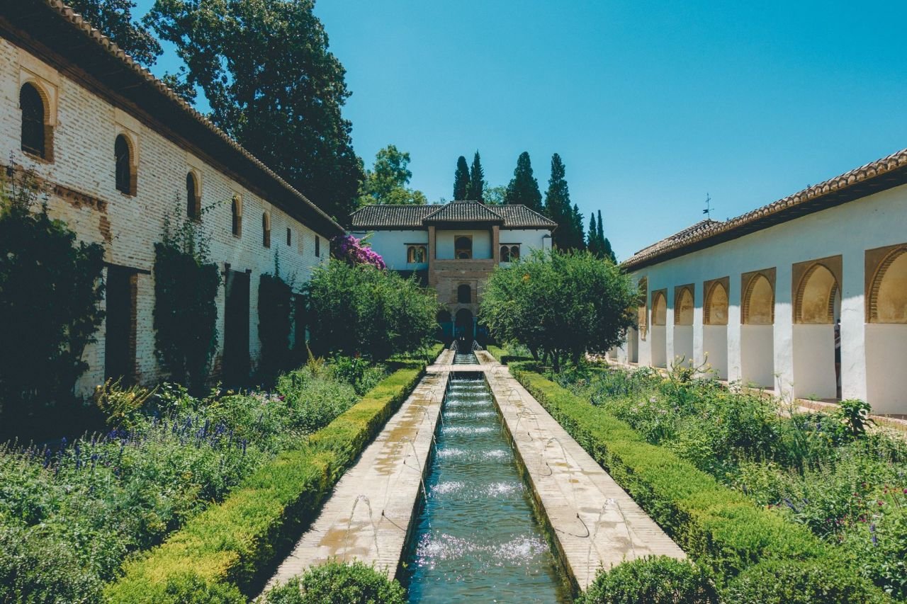 Foto de los jardines interiores de la Alhambra de Granada