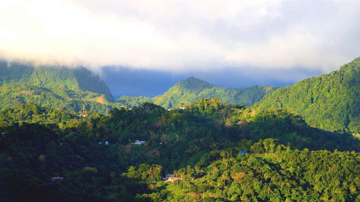 Paisaje extenso de la isla de Santa lucia en la Antillas Holandesas