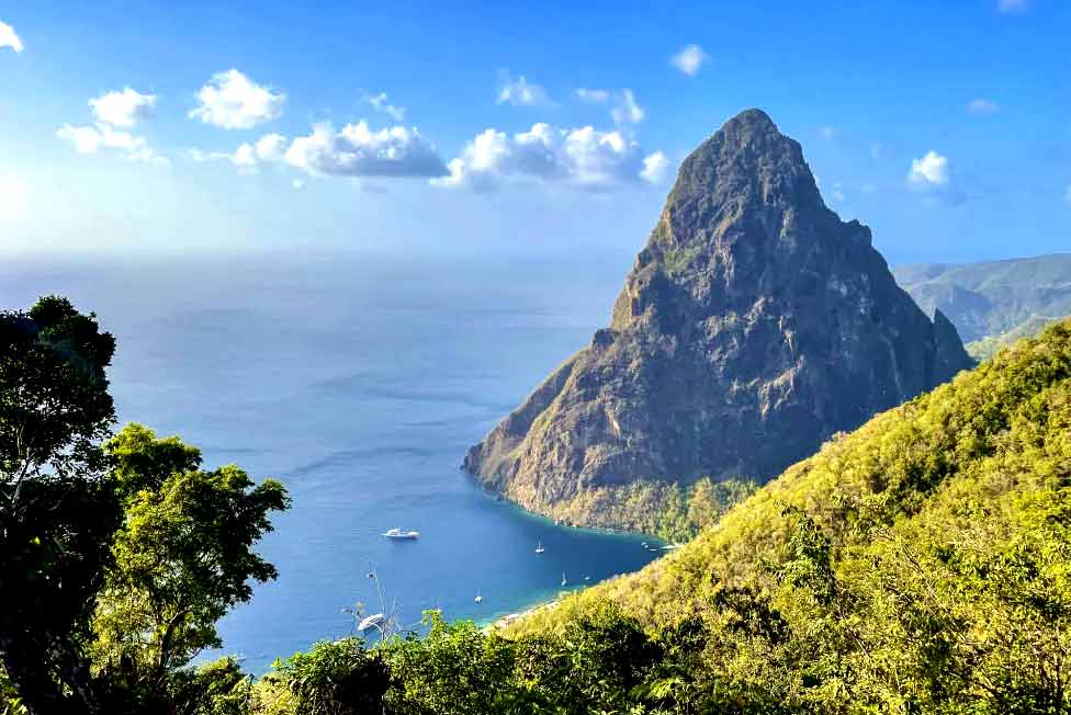 Foto de los Pitons , de uno de ellos desde una colina