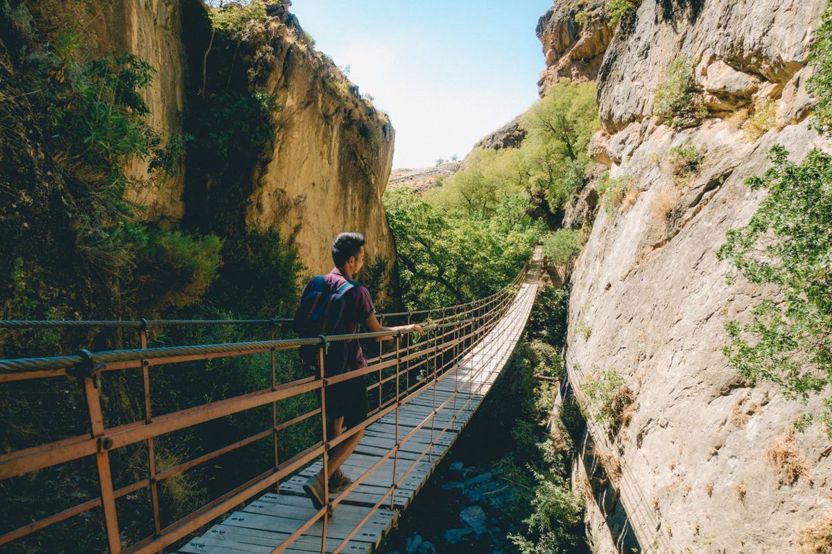 Puente en los cañones de Monachil en Granada